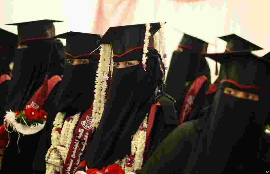 Para mahasiswi Yaman merayakan wisuda mereka dari universitas di Sana&#39;a.