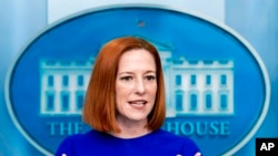 Sekretarja e shtypit e Shtëpisë së Bardhë Jen Psaki flet në një konferencë shtypi në Shtëpinë e Bardhë në Uashington, të enjten, 27 janar 2022. (AP Photo/Andrew Harnik)