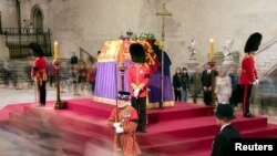 英国女王伊丽莎白二世的灵柩停放在伦敦英国国会的西敏宫供人瞻仰悼念。