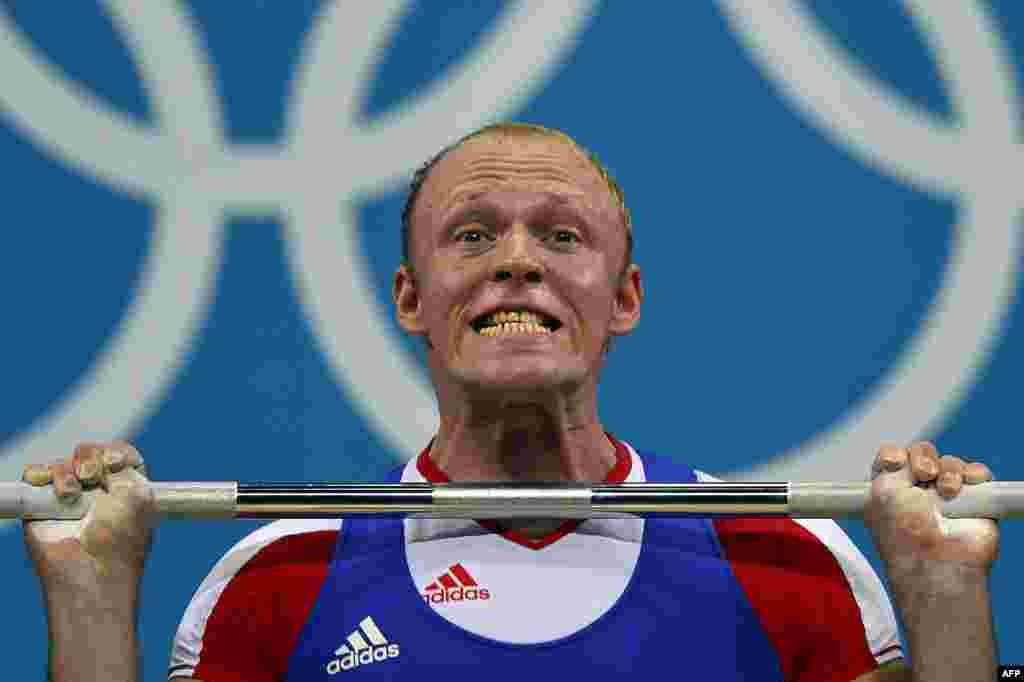 Atlet angkat besi Rusia, Andrey Demanov tampil dalam nomor angkat besi putera 94 kilogram.