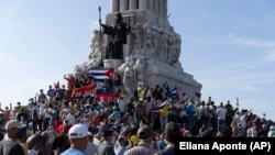 Des manifestants anti-gouvernementaux se rassemblent devant le monument Maximo Gomez à La Havane, Cuba, dimanche 11 juillet 2021. 