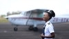 Seorang pilot perempuan muda Afrika sedang latihan di bandara Grand Central di Midrand, Afrika Selatan, 28 Februari 2021 sebagai ilustrasi. Burkina Faso baru-baru ini menerima pilot perempuan pertamanya untuk Angkatan Udara. (Foto: REUTERS/Siphiwe Sibeko)