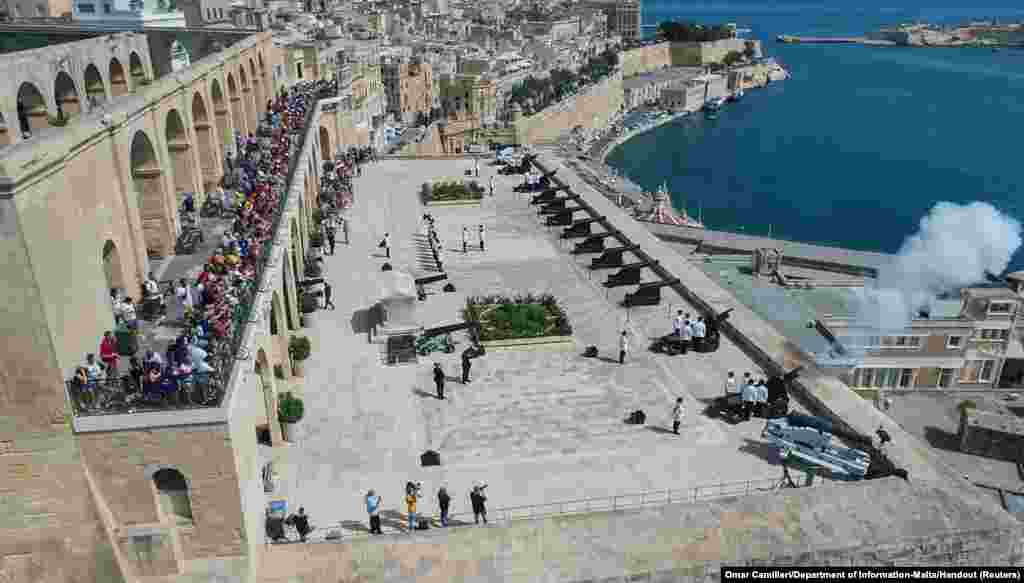 Gunners of the Armed Forces of Malta fire a 21-gun-salute in honor of Britain&#39;s Queen Elizabeth during her funeral, at the Saluting Battery overlooking Grand Harbor in Valletta, Malta, Sept.19, 2022.
