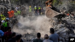 Spasilački radnici i volonteri traže žrtve ispod ruševina srušene zgrade pogođene izraelskim zračnim napadom, u selu Aalmat, na sjeveru Libana, 10. novembra 2024.