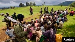 Tentara Kongo menjaga para terduga pemberontak M23 yang menyerah di wilayah Rutshuru. (Foto: Dok)
