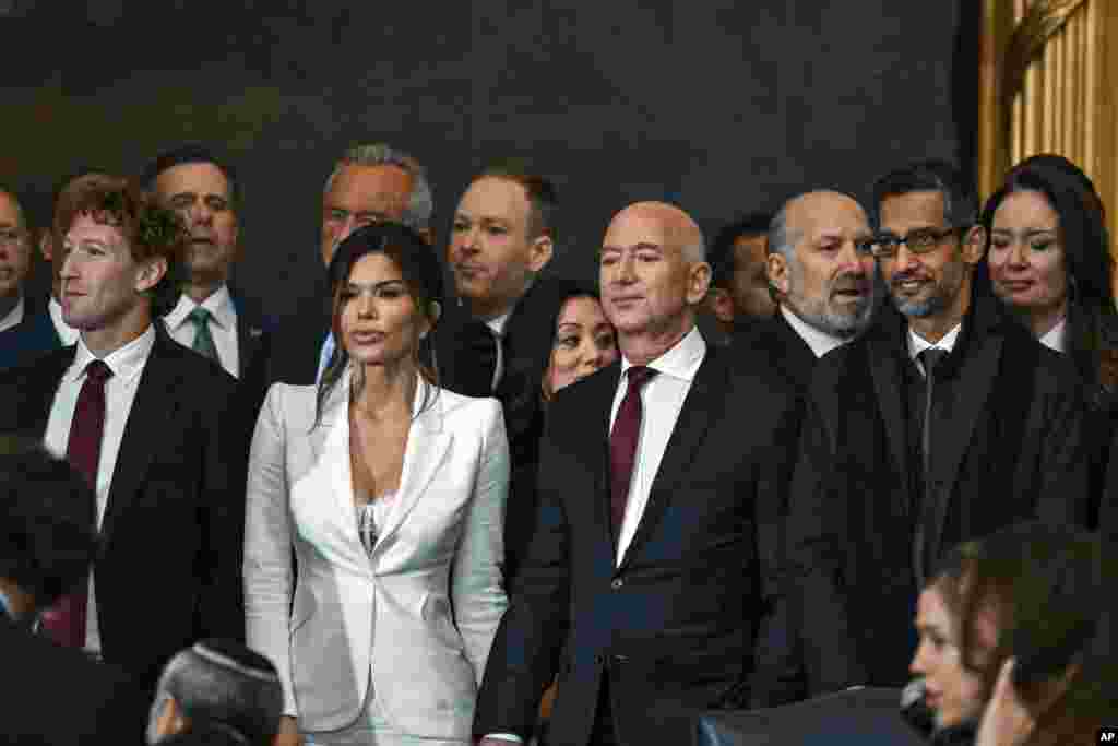 Մարկ Ցուկերբերգը, Լորեն Սանչեսը, Ջեֆ Բեզոսը և Սունդար Պիչայը՝ ԱՄՆ Կապիտոլիումի ՌոտոնդաԻլոն Մասկը ժամանել է ԱՄՆ Կապիտոլիումի Ռոտոնդա՝ երդմնակալության արարողության համարյում են երդմնակալության արարողության համար