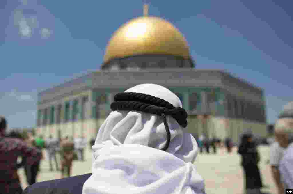 Seorang Muslim Palestina berjalan di kompleks Masjid Al-Aqsa setelah sholat Jumat di Kota Tua Yerusalem, Israel. 