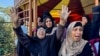 Ožalošćeni tokom sahrane Palestinaca ubijenih u izraelskim napadima, usred sukoba između Izraela i Hamasa, u bolnici Nasser u Khan Younisu u južnom pojasu Gaze, 16. decembra 2024.