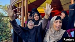 Ožalošćeni tokom sahrane Palestinaca ubijenih u izraelskim napadima, usred sukoba između Izraela i Hamasa, u bolnici Nasser u Khan Younisu u južnom pojasu Gaze, 16. decembra 2024.