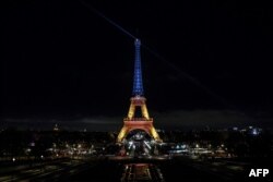 ຫໍ Eiffel ເປີດໄຟແສງສີຂອງທຸງຊາດຢູເຄຣນ ເພື່ອເປັນການລະນຶກຄົບຮອບ 3 ປີ ໃນການຮຸກຮານ ຢູເຄຣນ ໂດຍ ຣັດເຊຍ, ນະຄອນຫຼວງປາຣີ, ວັນທີ 24 ກຸມພາ 2025.