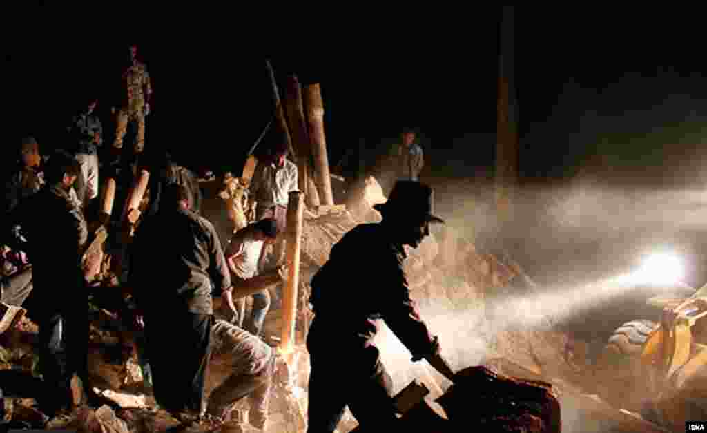 Rescue teams search for victims in Varzaqan, August 11, 2012. 