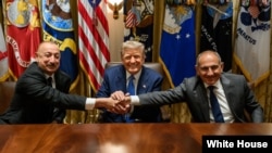 美国总统特朗普2026年8月8日在白宫内阁室会晤阿塞拜疆总统阿利耶夫和亚美尼亚总理帕什尼扬。(白宫照片)