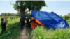 សកម្មភាពនគរបាលខេត្តកណ្តាល ត្រួតពិនិត្យតំបន់ព្រំដែនដែលយោធាវៀតណាមបានបោះតង់នៅលើតំបន់ដែលមិនទាន់មានភាពឯកភាពគ្នា កាលពីថ្ងៃទី២៦ ខែមេសា ឆ្នាំ២០២០។ (រូបថតដោយស្នងការដ្ឋាននគរបាលខេត្តកណ្តាល)