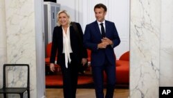Presiden Prancis Emmanuel Macron (kanan), bertemu dengan pemimpin sayap kanan Rassemblement National (RN) Prancis dan Anggota Parlemen Marine Le Pen di Istana Elysee, Paris, 21 Juni 2022.