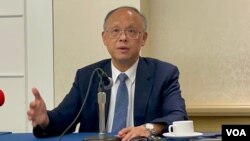 台湾行政院政务委员兼经贸总谈判代表邓振中2022年7月1日在华盛顿举行华文媒体记者会 （美国之音锺辰芳拍摄）