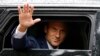 Presiden Prancis Emmanuel Macron melambaikan tangan ketika ia selesai memberikan suara dalam pemilu parlemen Prancis di sebuah tempat pemungutan suara di Le Touquet, Prancis, pada 19 Juni 2022. (Foto: AFP/Ludovic Marin)