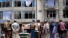 Tentara Taliban berkumpul di lokasi ledakan di depan kuil Sikh di Kabul, Afghanistan, 18 Juni 2022. (Foto: AP)