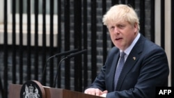 Perdana Menteri Inggris Boris Johnson mengumumkan pengunduran dirinya di depan 10 Downing Street di pusat kota London, 7 Juli 2022. (Daniel LEAL / AFP)