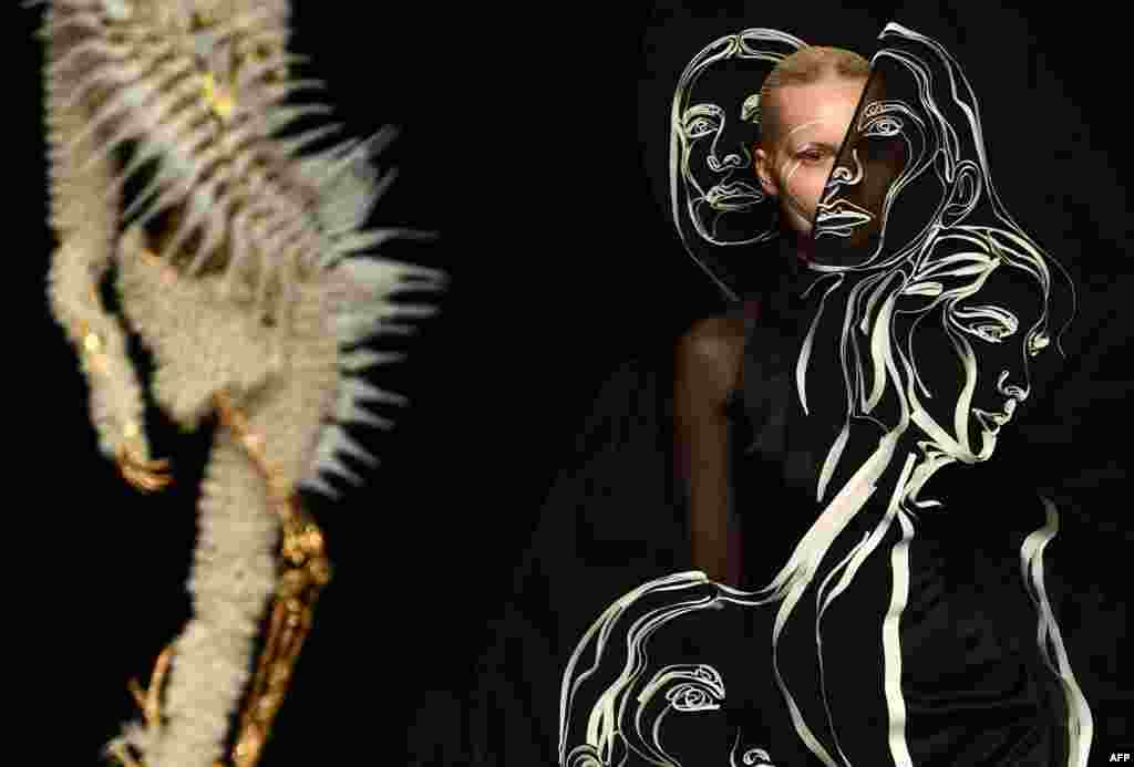 A model presents a creation by Dutch fashion designer Iris Van Herpen during the Women&#39;s Haute-Couture Spring-Summer 2023 Fashion Week in Paris, France.