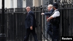 Britanski premijer Boris Johnson ispred rezidencije u ulici Downing Street, u Londonu (Foto: Reuters/Peter Nicholls)