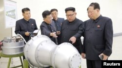 지난해 9월 북한 김정은 노동당 위원장이 '핵무기 병기화 사업'을 현지지도했다고 조선중앙통신이 보도했다. (자료사진)