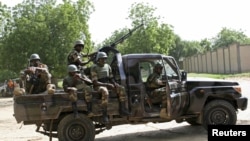 Des soldats nigériens chargés de la sécurité d'un sommet anti-Boko Haram à Diffa, le 3 septembre 2015. (REUTERS/Warren Strobel)
