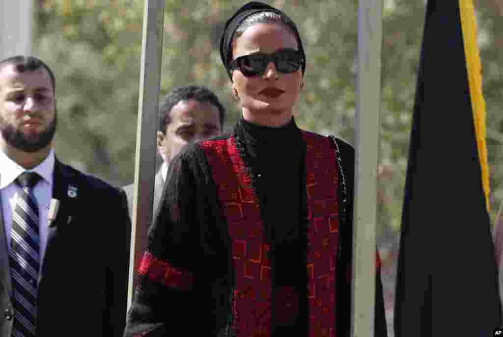 Qatar's First Lady Sheika Mozah bint Nasser al-Missned attends a welcome ceremony upon her arrival at the Rafah border crossing with Egypt, southern Gaza Strip, October 23, 2012.