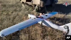 Na fotografiji preuzetoj iz video snimka koji je distribuirala pres-služba Ministarstva odbrane Rusije 26. januara 2025., ruski vojnik priprema dron "Orlan-10" na nepoznatoj lokaciji u Ukrajini.