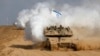 Seorang tentara Israel memberi isyarat dari atas tank setelah melintasi perbatasan kembali ke Israel pada 5 Agustus 2014. (Foto: Reuters)