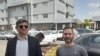 Türk fəallar Vədud Əsədi (solda) və Yaşar Nikru Rəşt İnqilab Məhkəməsinin qarşısında.