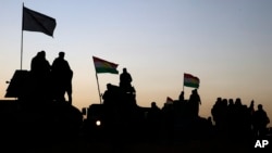 Des Peshmergas descendant sur des villages autour de Mossoul, Irak, le 17 octobre 2016. (AP Photo/Bram Janssen)