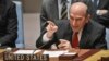 Le Représentant spécial des États-Unis pour le Venezuela, Elliott Abrams, pointant du doigt l'ambassadeur de la Russie lors d'un échange vif au Conseil de sécurité des Nations Unies, au siège de l'ONU, le 26 février 2019.
