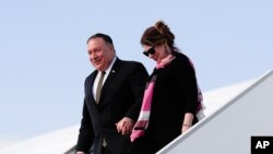 Državni sekretar SAD Mike Pompeo sa suprugom Susan izlazi iz aviona u Pragu, Češka Republika, na početku svoje evropske ture, 11. avgusta 2020.