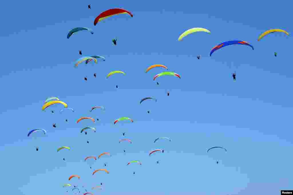 Para atlet paralayang (Paragliding) berusaha memecahkan rekor dunia paralayang di Gunung Payung, Badung, Bali (Foto: Antara).