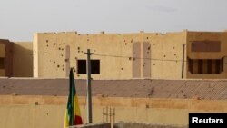 Des balles ont été vues sur les murs du commissariat de police à Goa, Mali, le 11 août 2015.
