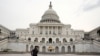 Beberapa pelari melintas di depan Gedug Capitol, di Washington, AS, 30 Januari 2018. 