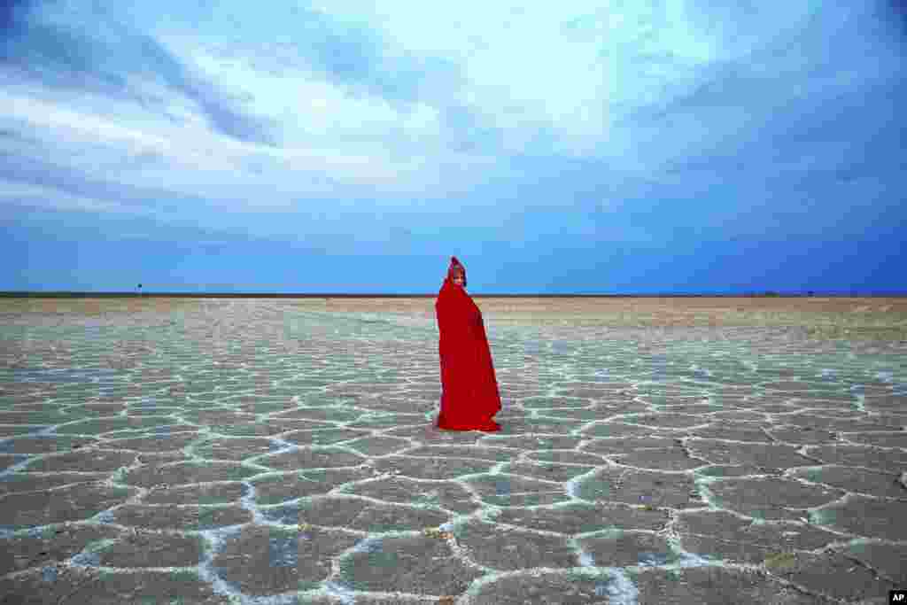 Seorang perempuan mengunjungi danau Khour di gurun Mesr, 500 kilometer sebelah tenggara Teheran, Iran.