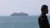 នាវាកម្សាន្ត Westerdam ដែលដឹកមនុស្សជាង ២០០០នាក់ ហើយដែលរដ្ឋាភិបាលចំនួនបួនបដិសេធមិនឲ្យចូលចតដោយសារបារម្ភថា អាចមានមេរោគកូរ៉ូណា បានបោះយុថ្កាលើផ្ទៃសមុទ្រនៅក្នុងប្រទេសកម្ពុជាចម្ងាយជាងពីរគីឡូម៉ែត្រពីច្រាំងនៅខេត្តព្រះសីហនុ កាលពីថ្ងៃទី១៣ ខែកុម្ភៈ ឆ្នាំ២០២០។ (ស៊ុន ណារិន/VOA)