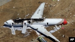 Pesawat Asiana menabrak tembok laut ketika melakukan pendaratan darurat tahun lalu di San Francisco.