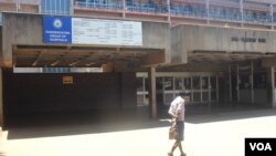 Chipatara cheParirenyatwa General Hospital chiri muHarare chinonzi chiri kudzora kumba varwere nekuda kwekuramwa mabasa kwavanachiremba.(Columbus Mavhunga/VOA)