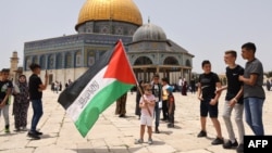 Palestinski muslimanski vjernici okupljaju se na molitvama u kompleksu džamije Al-Aksa u Jerusalimu koja je treće najvažnije sveto mjesto u islamu, 21. maja 2021. (Foto: AFP/Ahmad Gharabli)
