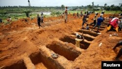 Enterrement des victimes de dernières inondations à Regent, au cimetière de Waterloo, Sierra Leone. 17 août 2017.
