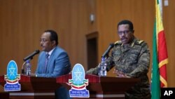 Luteni Jenerali Bacha Debele wa Jeshi la Ulinzi la Ethiopia, kulia , akiwa na msemaji wa kikosi kazi cha Tigray, Redwan Hussein wakizungumza na waandishi wa habari juu ya hali ya mkoa wa Tigray, Addis Ababa, Ethiopia, Juni 30, 2021.