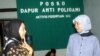 Dua perempuan sedang berbincang di stan Kongres ke-31 Nahdlatul Ulama (NU), di Boyolali, Jawa Tengah, 30 November 2004. (Foto: AP/dok)