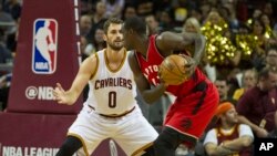 "Les Cavs restent en tête de la conférence est ... mais sont sous la menace des Raptors de Toronto..."