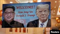 2차 미-북 정상회담이 열리는 베트남 하노이의 한 한식당에 22일 회담을 환영하는 현수막이 걸려있다.