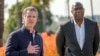 Gubernur California Gavin Newsom mengumumkan inisiatif sektor swasta baru yang disebut LA Rises yang diketuai bersama oleh Magic Johnso untuk mendukung upaya pembangunan kembali setelah kebakaran hutan dahsyat di Los Angeles, 28 Januari 2025. (Foto: Damian Dovarganes/AP Photo)