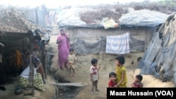 Des Rohingyas dans un camp de réfugiés, Bangladesh. 