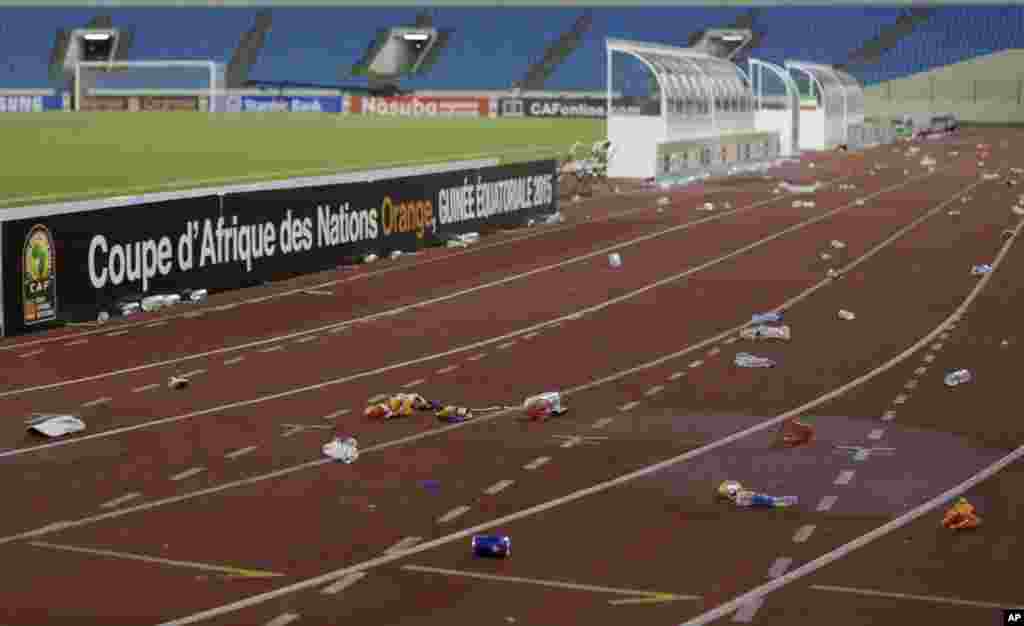Les supporteurs de la Guinée équatoriale qui ont jété des projectiles sur les joueurs du Gahana qui menaient 3-0 contre la Guinée équatoriale en match de demi-finale de la CAN 2015, à Bata, Guinée équatoriale, jeudi 5 2015.