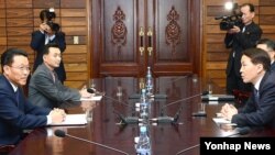 지난달 26일 판문점 북측 지역인 통일각에서 남북 당국회담 준비를 위한 실무접촉이 열린 가운데, 김기웅(오른쪽) 한국 통일부 남북회담본부장과 황철 북한 조국평화통일위원회 서기국 부장이 대화하고 있다. (자료사진)